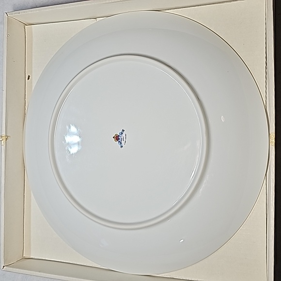 Saji 10" Collectors Plate - Picture 2 of 6